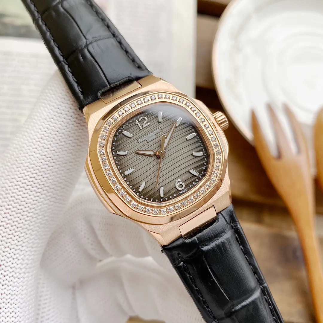 【Foreign trade import】💰2400! PATEK PHILIPPE [Patek Philippe] Nautilus Goddess Simple Three-hand Watch has a unique and charming design. It is a sublimation of perfect craftsmanship and is an exclusive watch for women. Equipped with a fully automatic mechanical movement, 316 stainless steel case, strap, and original pin buckle. Extreme luxury watch, 18K white gold Swarovski diamonds, crystal mirror, 50 meters waterproof, strong luminous, strong luminous, size: 35mm thick 11mm